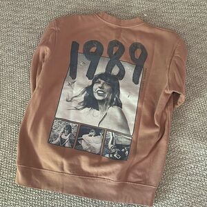 Taylor Swift 1989 sweatshirt